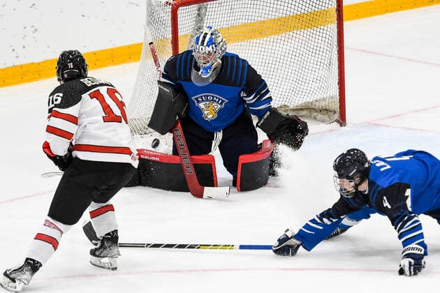 IIHF Ice hockey, Eishockey U18 World Championship, WM, Weltmeisterschaft 2022, Finnland (FIN) vs Kanada (CAN) 28.04.2022, Erdgas Schwaben Arena, Kaufbeuren, IIHF Ice Hockey U18 World Championship 2022, Finnland (FIN) vs Kanada (CAN), im Bild Connor Bedard (CAN, 16) scheitert an Topias Leinonen (FIN, 1), Elmeri Laakso (FIN, 4)
