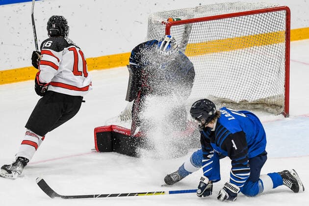 IIHF Ice hockey, Eishockey U18 World Championship, WM, Weltmeisterschaft 2022, Finnland (FIN) vs Kanada (CAN) 28.04.2022, Erdgas Schwaben Arena, Kaufbeuren, IIHF Ice Hockey U18 World Championship 2022, Finnland (FIN) vs Kanada (CAN), im Bild Connor Bedard (CAN, 16), Topias Leinonen (FIN, 1) wird von Elmeri Laakso (FIN, 4) eingestaubt
