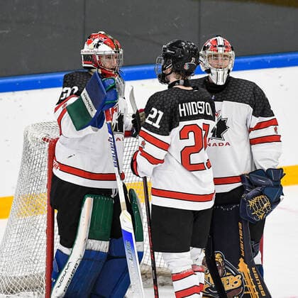 GER, IIHF Ice hockey, Eishockey U18 World Championship, WM, Weltmeisterschaft 2022, Finnland (FIN) vs Kanada (CAN) 28.04.2022, Erdgas Schwaben Arena, Kaufbeuren, GER, IIHF Ice Hockey U18 World Championship 2022, Finnland (FIN) vs Kanada (CAN), im Bild Szene nach Spielende, Connor Hvidston (CAN, 21) spendet Reid Dyck (CAN, 30) Trost, Nolan Lalonde (CAN, 1)