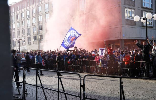 Fussball, Herren, Saison 2021 2022, Europa League (Halbfinale, Hinspiel), RB Leipzig - Glasgow Rangers, Fans von Glasgow vor dem Steigenberger Grandhotel in der Leipziger Innenstadt, im Hotel befindet sich das Team der Rangers, 28.04. 2022, Copyright: xSebastianxRäppold MatthiasxKochx