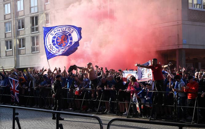 Fussball, Herren, Saison 2021 2022, Europa League (Halbfinale, Hinspiel), RB Leipzig - Glasgow Rangers, Fans von Glasgow vor dem Steigenberger Grandhotel in der Leipziger Innenstadt, im Hotel befindet sich das Team der Rangers, 28.04. 2022, Copyright: xSebastianxRäppold MatthiasxKochx