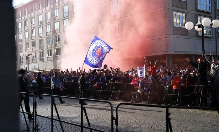 Fussball, Herren, Saison 2021 2022, Europa League (Halbfinale, Hinspiel), RB Leipzig - Glasgow Rangers, Fans von Glasgow vor dem Steigenberger Grandhotel in der Leipziger Innenstadt, im Hotel befindet sich das Team der Rangers, 28.04. 2022, Copyright: xSebastianxRäppold MatthiasxKochx