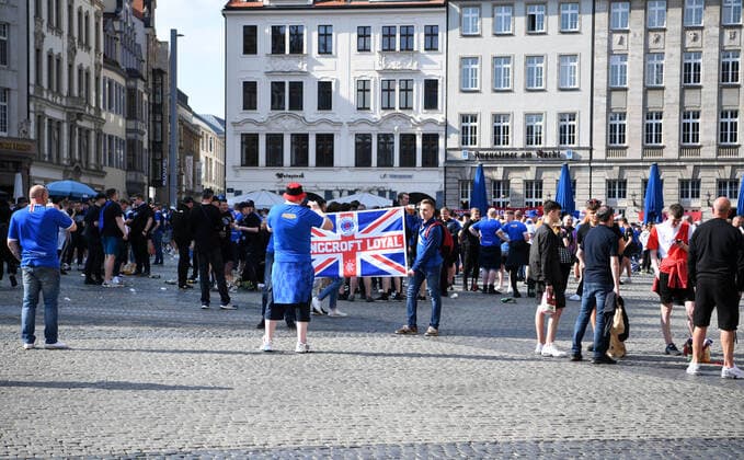Fussball, Herren, Saison 2021 2022, Europa League (Halbfinale, Hinspiel), RB Leipzig - Glasgow Rangers, Fans von Glasgow vor dem Spiel in der Leipziger Innenstadt, 28.04. 2022, Copyright: xSebastianxRäppold MatthiasxKochx