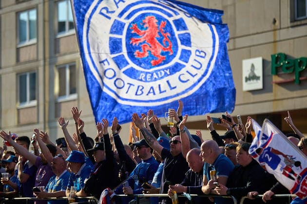 28.04.2022, GER, Fußball, Europa League, 2021 2022, RB Leipzig - Glasgow Rangers Fans warten auf Mannschaft der Glasgow Rangers, Fahne, Flagge, Bier, Hände in der Luft, anfeuern, Schotten, Steigenberger Hotel, Leipzig Leipzig Steigenberger Hotel Sachsen Deutschland