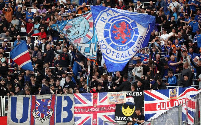 Fanblock der Glasgower Rangers Rangersfans Fahnen Fußball Fussball UEFA Euroleague Europa League UEL Halbfinale Hinspiel Herren Saison 2021 2022 28.04.2022 Rasen Ballsport RB Leipzig RBL vs. Glasgow Rangers FC DFL regulations prohibit any use of photographs as image sequences and or quasi-video.