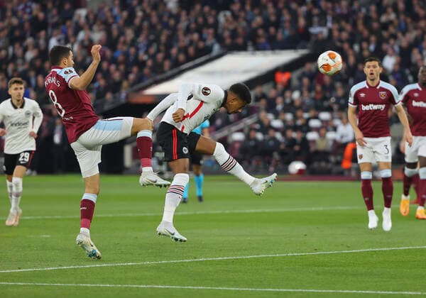 28.04.2022, Fussball UEFA Europa League Halbfinale, West Ham United - Eintracht Frankfurt, emonline, emspor, v.l., Goal scored, Tor zum 0:1 durch Ansgar Knauff (Eintracht Frankfurt) DFL DFB REGULATIONS PROHIBIT ANY USE OF PHOTOGRAPHS AS IMAGE SEQUENCES AND OR QUASI-VIDEO. xdcx Copyright: HMBxMedia