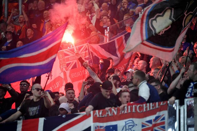 Fussball, Herren, Saison 2021 2022, Europa League (Halbfinale, Hinspiel), RB Leipzig - Glasgow Rangers, Fans aus Glasgow im Gästeblock brennen Feuerwerk ab, 28.04. 2022, Copyright: xSebastianxRäppold MatthiasxKochx