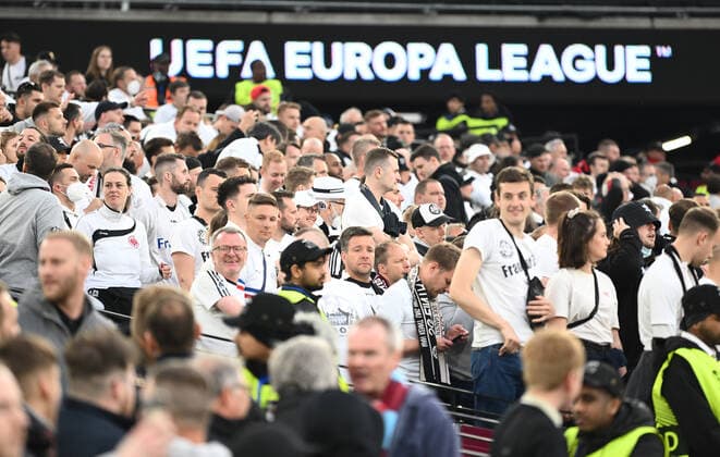 28.04.2022, xkvx, Fussball UEFA Europa League, West Ham United - Eintracht Frankfurt emspor, v.l. Fans Eintracht Frankfurt, Stimmung, Schals, (DFL DFB REGULATIONS PROHIBIT ANY USE OF PHOTOGRAPHS as IMAGE SEQUENCES and or QUASI-VIDEO) London