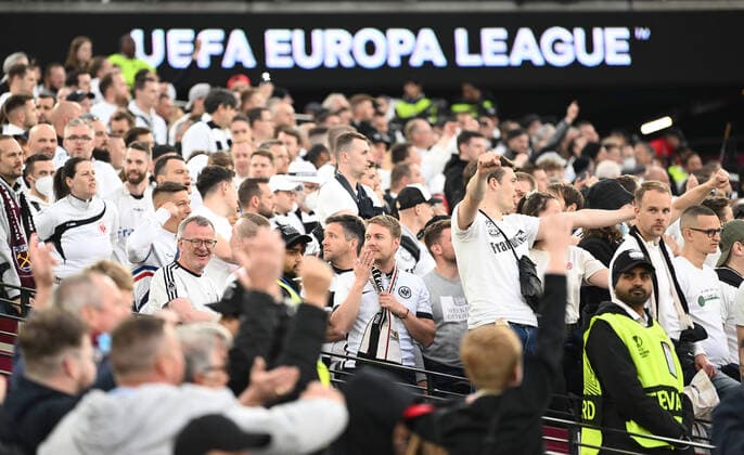 28.04.2022, xkvx, Fussball UEFA Europa League, West Ham United - Eintracht Frankfurt emspor, v.l. Fans Eintracht Frankfurt, Stimmung, Schals, (DFL DFB REGULATIONS PROHIBIT ANY USE OF PHOTOGRAPHS as IMAGE SEQUENCES and or QUASI-VIDEO) London