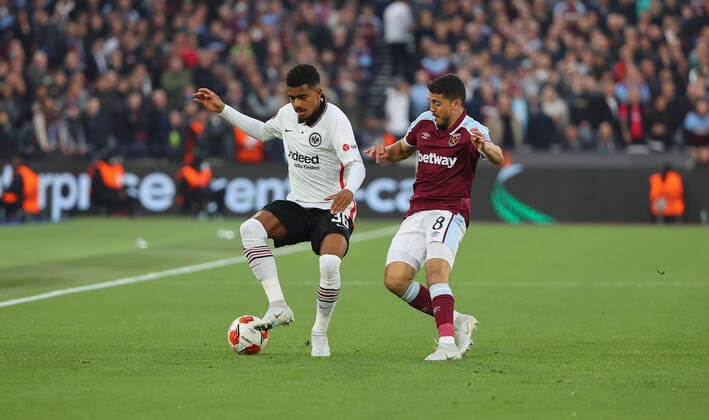 28.04.2022, Fussball UEFA Europa League Halbfinale, West Ham United - Eintracht Frankfurt, emonline, emspor, v.l., Ansgar Knauff (Eintracht Frankfurt)™, Pablo Fornals (West Ham United) DFL DFB REGULATIONS PROHIBIT ANY USE OF PHOTOGRAPHS AS IMAGE SEQUENCES AND OR QUASI-VIDEO. xdcx Copyright: HMBxMedia