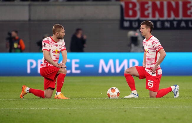 Konrad Laimer, Dani Olmo knieen vor Spielbeginn Fußball Fussball UEFA Euroleague Europa League UEL Halbfinale Hinspiel Herren Saison 2021 2022 28.04.2022 Rasen Ballsport RB Leipzig RBL vs. Glasgow Rangers FC DFL regulations prohibit any use of photographs as image sequences and or quasi-video.
