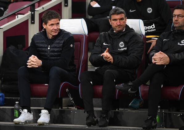 28.04.2022, xkvx, Fussball UEFA Europa League, West Ham United - Eintracht Frankfurt emspor, v.l. Trainer Oliver Glasner (Eintracht Frankfurt) zautz, Co Trainer Michael Angerschmid (Eintracht Frankfurt), Co Trainer Ronald Brunmayr (Eintracht Frankfurt) (DFL DFB REGULATIONS PROHIBIT ANY USE OF PHOTOGRAPHS as IMAGE SEQUENCES and or QUASI-VIDEO) London