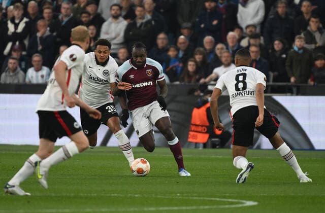 28.04.2022, xkvx, Fussball UEFA Europa League, West Ham United - Eintracht Frankfurt emspor, v.l. Sebastian Rode (Eintracht Frankfurt), Tuta (Eintracht Frankfurt), Michail Antonio (West Ham United), Djibril Sow (Eintracht Frankfurt) (DFL DFB REGULATIONS PROHIBIT ANY USE OF PHOTOGRAPHS as IMAGE SEQUENCES and or QUASI-VIDEO) London