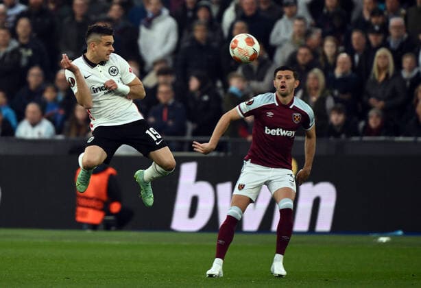 28.04.2022, xkvx, Fussball UEFA Europa League, West Ham United - Eintracht Frankfurt emspor, v.l. Rafael Borre, Rafael Santos Borre Maury (Eintracht Frankfurt), Aaron Cresswell (West Ham United) (DFL DFB REGULATIONS PROHIBIT ANY USE OF PHOTOGRAPHS as IMAGE SEQUENCES and or QUASI-VIDEO) London