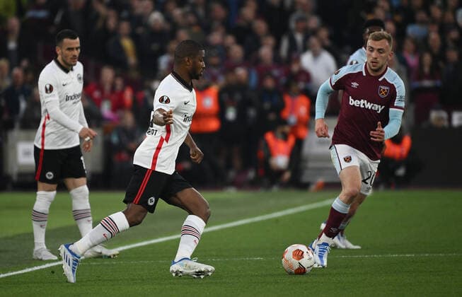 28.04.2022, xkvx, Fussball UEFA Europa League, West Ham United - Eintracht Frankfurt emspor, v.l. Almamy Toure (Eintracht Frankfurt), Jarrod Bowen (West Ham United) (DFL DFB REGULATIONS PROHIBIT ANY USE OF PHOTOGRAPHS as IMAGE SEQUENCES and or QUASI-VIDEO) London