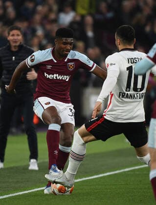 28.04.2022, xkvx, Fussball UEFA Europa League, West Ham United - Eintracht Frankfurt emspor, v.l. Ben Johnson (West Ham United), Filip Kostic (Eintracht Frankfurt) (DFL DFB REGULATIONS PROHIBIT ANY USE OF PHOTOGRAPHS as IMAGE SEQUENCES and or QUASI-VIDEO) London