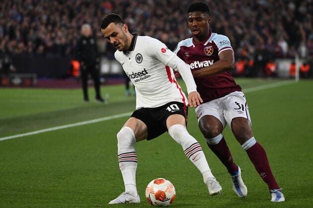 28.04.2022, xkvx, Fussball UEFA Europa League, West Ham United - Eintracht Frankfurt emspor, v.l.Filip Kostic (Eintracht Frankfurt), Ben Johnson (West Ham United) (DFL DFB REGULATIONS PROHIBIT ANY USE OF PHOTOGRAPHS as IMAGE SEQUENCES and or QUASI-VIDEO) London