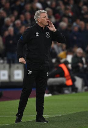 28.04.2022, xkvx, Fussball UEFA Europa League, West Ham United - Eintracht Frankfurt emspor, v.l. Trainer David Moyes (West Ham United) gibt Anweisungen, gestikuliert, mit den Armen gestikulieren gives instructions, gesticulate. (DFL DFB REGULATIONS PROHIBIT ANY USE OF PHOTOGRAPHS as IMAGE SEQUENCES and or QUASI-VIDEO) London