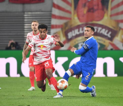 Fussball, Herren, Saison 2021 2022, Europa League (Halbfinale, Hinspiel), RB Leipzig - Glasgow Rangers, v. l. Tyler Adams (RB Leipzig), James Tavernier (Glasgow Rangers), 28.04. 2022, Copyright: xSebastianxRäppold MatthiasxKochx