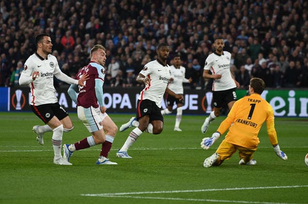 28.04.2022, xkvx, Fussball UEFA Europa League, West Ham United - Eintracht Frankfurt emspor, v.l. Jarrod Bowen (West Ham United), Kevin Trapp (Eintracht Frankfurt) (DFL DFB REGULATIONS PROHIBIT ANY USE OF PHOTOGRAPHS as IMAGE SEQUENCES and or QUASI-VIDEO) London