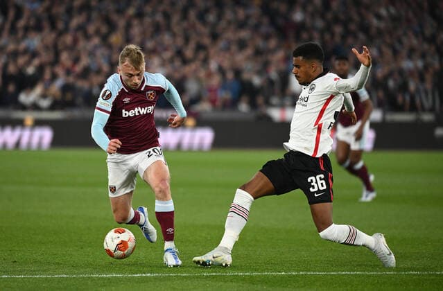 28.04.2022, xkvx, Fussball UEFA Europa League, West Ham United - Eintracht Frankfurt emspor, v.l. Jarrod Bowen (West Ham United), Ansgar Knauff (Eintracht Frankfurt) (DFL DFB REGULATIONS PROHIBIT ANY USE OF PHOTOGRAPHS as IMAGE SEQUENCES and or QUASI-VIDEO) London