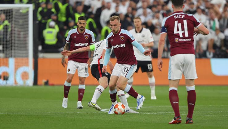 28.04.2022, Fussball UEFA Europa League Halbfinale, West Ham United - Eintracht Frankfurt, emonline, emspor, v.l., Sebastian Rode (Eintracht Frankfurt), Jarrod Bowen (West Ham United) DFL DFB REGULATIONS PROHIBIT ANY USE OF PHOTOGRAPHS AS IMAGE SEQUENCES AND OR QUASI-VIDEO. xdcx Copyright: HMBxMedia
