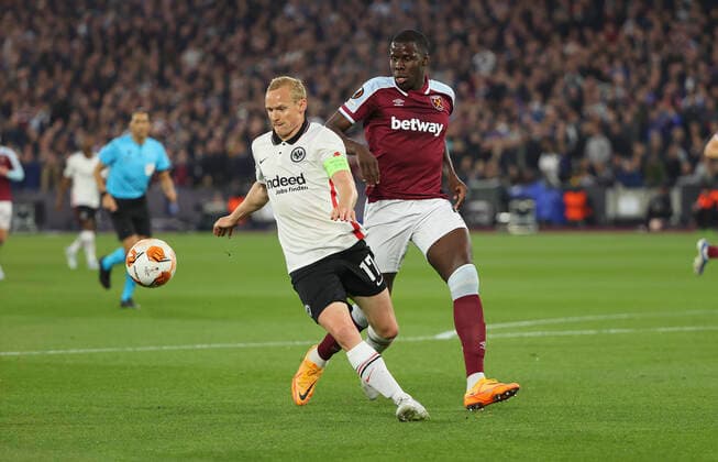 28.04.2022, Fussball UEFA Europa League Halbfinale, West Ham United - Eintracht Frankfurt, emonline, emspor, v.l., Sebastian Rode (Eintracht Frankfurt), Kurt Zouma (West Ham United) DFL DFB REGULATIONS PROHIBIT ANY USE OF PHOTOGRAPHS AS IMAGE SEQUENCES AND OR QUASI-VIDEO. xdcx Copyright: HMBxMedia