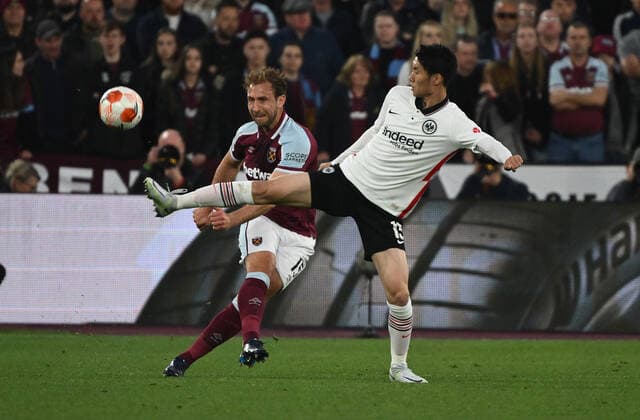 28.04.2022, xkvx, Fussball UEFA Europa League, West Ham United - Eintracht Frankfurt emspor, v.l. Craig Dawson (West Ham United), Daichi Kamada (Eintracht Frankfurt) (DFL DFB REGULATIONS PROHIBIT ANY USE OF PHOTOGRAPHS as IMAGE SEQUENCES and or QUASI-VIDEO) London