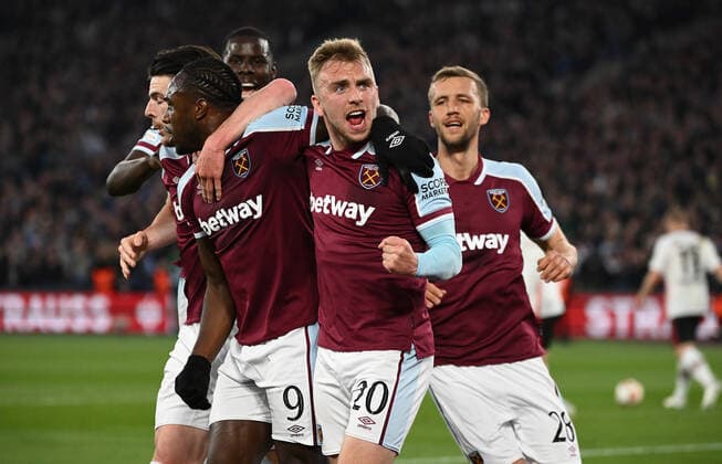 28.04.2022, xkvx, Fussball UEFA Europa League, West Ham United - Eintracht Frankfurt emspor, v.l. Declan Rice (West Ham United), Kurt Zouma (West Ham United), Tomas Soucek (West Ham United), Jarrod Bowen (West Ham United), celebrate the goal, Der Torjubel zum 1:1 (DFL DFB REGULATIONS PROHIBIT ANY USE OF PHOTOGRAPHS as IMAGE SEQUENCES and or QUASI-VIDEO) London