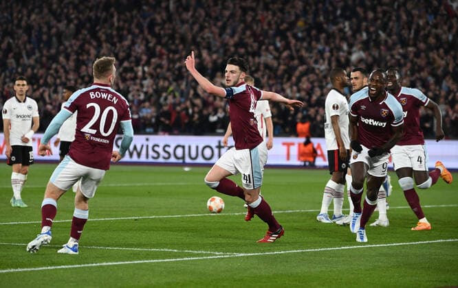 28.04.2022, xkvx, Fussball UEFA Europa League, West Ham United - Eintracht Frankfurt emspor, v.l. Jarrod Bowen (West Ham United), Declan Rice (West Ham United), Michail Antonio (West Ham United), Kurt Zouma (West Ham United) celebrate the goal, Der Torjubel zum 1:1 (DFL DFB REGULATIONS PROHIBIT ANY USE OF PHOTOGRAPHS as IMAGE SEQUENCES and or QUASI-VIDEO) London