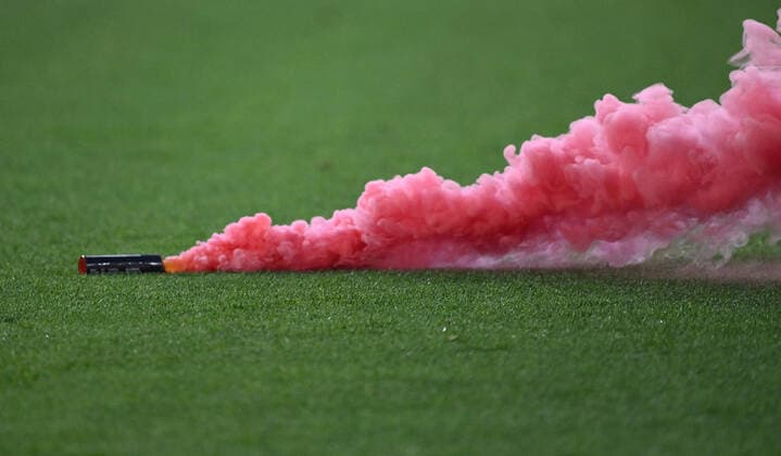 28.04.2022, xkvx, Fussball UEFA Europa League, West Ham United - Eintracht Frankfurt emspor, v.l. Bengalo rauchbombe aufm Feld (DFL DFB REGULATIONS PROHIBIT ANY USE OF PHOTOGRAPHS as IMAGE SEQUENCES and or QUASI-VIDEO) London