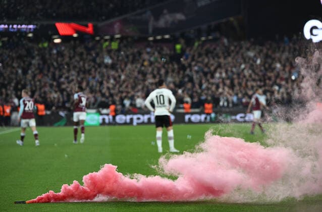 Sport Bilder des Tages 28.04.2022, xkvx, Fussball UEFA Europa League, West Ham United - Eintracht Frankfurt emspor, v.l. Bengalo rauchbombe aufm Feld (DFL DFB REGULATIONS PROHIBIT ANY USE OF PHOTOGRAPHS as IMAGE SEQUENCES and or QUASI-VIDEO) London