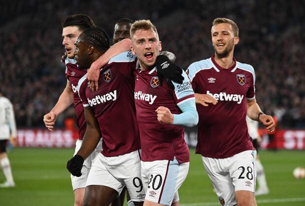 28.04.2022, xkvx, Fussball UEFA Europa League, West Ham United - Eintracht Frankfurt emspor, v.l. Declan Rice (West Ham United), Kurt Zouma (West Ham United), Tomas Soucek (West Ham United), Jarrod Bowen (West Ham United), celebrate the goal, Der Torjubel zum 1:1 (DFL DFB REGULATIONS PROHIBIT ANY USE OF PHOTOGRAPHS as IMAGE SEQUENCES and or QUASI-VIDEO) London