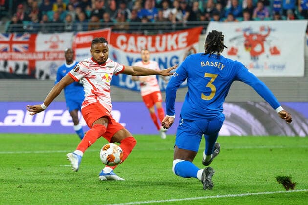 28.04.2022, xtgx, Fussball UEFA European League, RB Leipzig - Glasgow Rangers FC emspor, v.l. Schuss von Christopher Nkunku (Leipzig, 18) wird von Calvon Bassey (Glasgow Rangers, 3) geblockt, Torschuss, schiesst den Ball aufs Tor, Schuss (DFL DFB REGULATIONS PROHIBIT ANY USE OF PHOTOGRAPHS as IMAGE SEQUENCES and or QUASI-VIDEO) Leipzig
