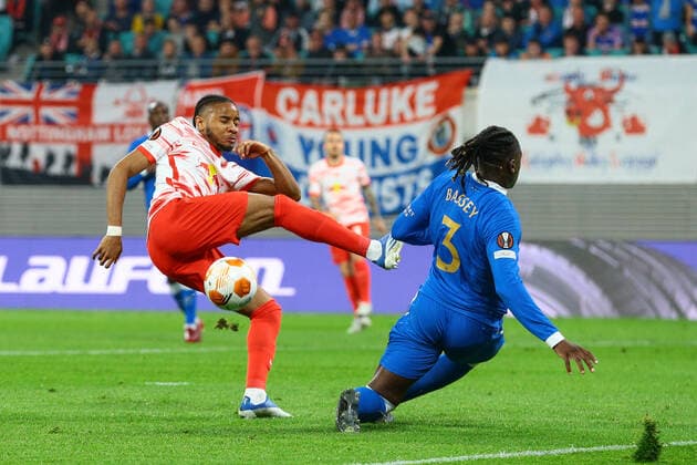 28.04.2022, xtgx, Fussball UEFA European League, RB Leipzig - Glasgow Rangers FC emspor, v.l. Schuss von Christopher Nkunku (Leipzig, 18) wird von Calvon Bassey (Glasgow Rangers, 3) geblockt, Torschuss, schiesst den Ball aufs Tor, Schuss (DFL DFB REGULATIONS PROHIBIT ANY USE OF PHOTOGRAPHS as IMAGE SEQUENCES and or QUASI-VIDEO) Leipzig