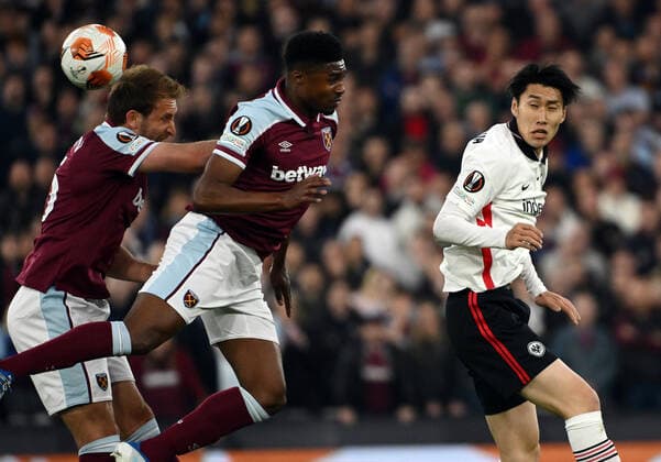 28.04.2022, xkvx, Fussball UEFA Europa League, West Ham United - Eintracht Frankfurt emspor, v.l. Craig Dawson (West Ham United), Ben Johnson (West Ham United), Daichi Kamada (Eintracht Frankfurt) (DFL DFB REGULATIONS PROHIBIT ANY USE OF PHOTOGRAPHS as IMAGE SEQUENCES and or QUASI-VIDEO) London