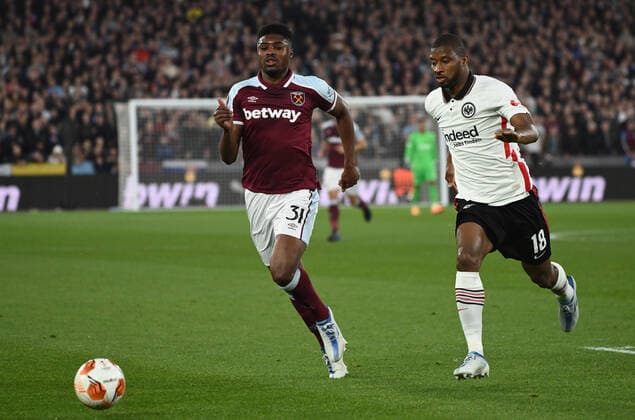 28.04.2022, xkvx, Fussball UEFA Europa League, West Ham United - Eintracht Frankfurt emspor, v.l. Ben Johnson (West Ham United), Almamy Toure (Eintracht Frankfurt) (DFL DFB REGULATIONS PROHIBIT ANY USE OF PHOTOGRAPHS as IMAGE SEQUENCES and or QUASI-VIDEO) London