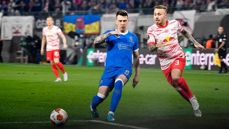 Fußball UEFA Europa League, Halbfinale, Hinspiel Saison 2021 2022, RB Leipzig vs. Glasgow Rangers (28.04.2022) Zweikampf um den Ball zwischen Ryan Jack (Zentrales Mittelfeld Glasgow Rangers, Rueckennummer 8) (li.) und Angelino (Linker Verteidiger RB Leipzig, Rueckennummer 3, 3) (re.) beim Spiel RB Leipzig gegen Glasgow Rangers (28.04.2022) Leipzig Sachsen Deutschland Red Bull Arena