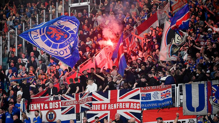 Fußball UEFA Europa League, Halbfinale, Hinspiel Saison 2021 2022, RB Leipzig vs. Glasgow Rangers (28.04.2022) Rangers-Fans im Fanblock mit Pyrotechnik Pyro beim Spiel RB Leipzig gegen Glasgow Rangers (28.04.2022) Leipzig Sachsen Deutschland Red Bull Arena