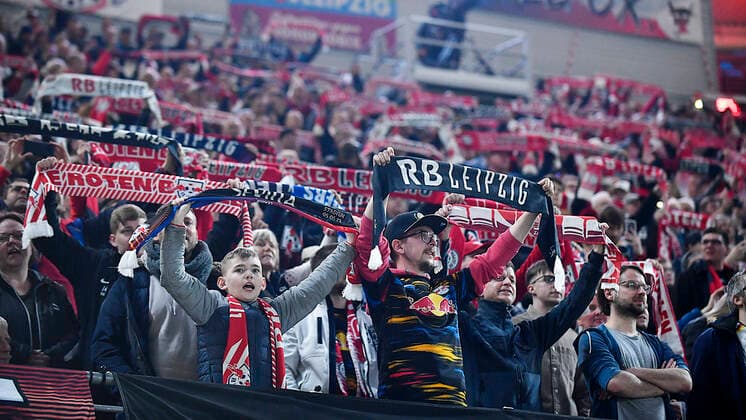 Fußball UEFA Europa League, Halbfinale, Hinspiel Saison 2021 2022, RB Leipzig vs. Glasgow Rangers (28.04.2022) Fans von RB Leipzig beim Spiel RB Leipzig gegen Glasgow Rangers (28.04.2022) Leipzig Sachsen Deutschland Red Bull Arena