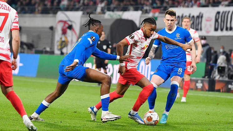 Fußball UEFA Europa League, Halbfinale, Hinspiel Saison 2021 2022, RB Leipzig vs. Glasgow Rangers (28.04.2022) Zweikampf um den Ball zwischen Joe Aribo (Zentrales Mittelfeld Glasgow Rangers, Rueckennummer 17), Christopher Nkunku (Offensives Mittelfeld RB Leipzig, Rueckennummer 18, 18), Ryan Jack (Zentrales Mittelfeld Glasgow Rangers, Rueckennummer 8) (v.l.n.r.) beim Spiel RB Leipzig gegen Glasgow Rangers (28.04.2022) Leipzig Sachsen Deutschland Red Bull Arena