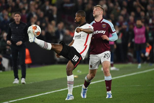 28.04.2022, xkvx, Fussball UEFA Europa League, West Ham United - Eintracht Frankfurt emspor, v.l. Almamy Toure (Eintracht Frankfurt), Jarrod Bowen (West Ham United) (DFL DFB REGULATIONS PROHIBIT ANY USE OF PHOTOGRAPHS as IMAGE SEQUENCES and or QUASI-VIDEO) London