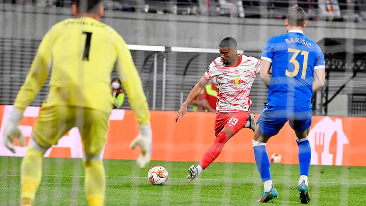 Fußball UEFA Europa League, Halbfinale, Hinspiel Saison 2021 2022, RB Leipzig vs. Glasgow Rangers (28.04.2022) Flanke Benjamin Henrichs (Rechter Verteidiger RB Leipzig, Rueckennummer 39, 39) (Mitte) gegen Allan McGregor (Torwart Glasgow Rangers, Rueckennummer 1) (li.) und Borna Barisic (Linker Verteidiger Glasgow Rangers, Rueckennummer 31) (re.) beim Spiel RB Leipzig gegen Glasgow Rangers (28.04.2022) Leipzig Sachsen Deutschland Red Bull Arena