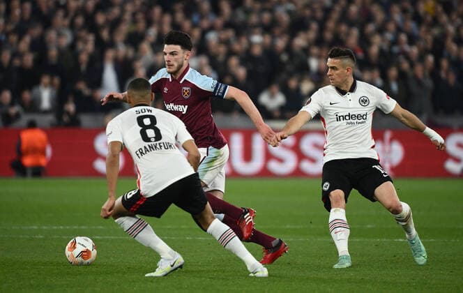 28.04.2022, xkvx, Fussball UEFA Europa League, West Ham United - Eintracht Frankfurt emspor, v.l. Djibril Sow (Eintracht Frankfurt), Declan Rice (West Ham United), Rafael Borre, Rafael Santos Borre Maury (Eintracht Frankfurt) (DFL DFB REGULATIONS PROHIBIT ANY USE OF PHOTOGRAPHS as IMAGE SEQUENCES and or QUASI-VIDEO) London