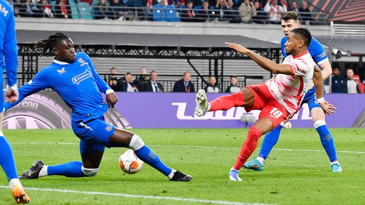 Fußball UEFA Europa League, Halbfinale, Hinspiel Saison 2021 2022, RB Leipzig vs. Glasgow Rangers (28.04.2022) Torschuss Christopher Nkunku (Offensives Mittelfeld RB Leipzig, Rueckennummer 18, 18) (re.) gegen Calvin Bassey (Linker Verteidiger Glasgow Rangers, Rueckennummer 3) (li.) beim Spiel RB Leipzig gegen Glasgow Rangers (28.04.2022) Leipzig Sachsen Deutschland Red Bull Arena