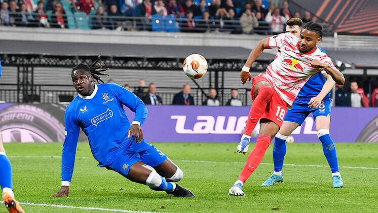 Fußball UEFA Europa League, Halbfinale, Hinspiel Saison 2021 2022, RB Leipzig vs. Glasgow Rangers (28.04.2022) Torschuss Christopher Nkunku (Offensives Mittelfeld RB Leipzig, Rueckennummer 18, 18) (re.) gegen Calvin Bassey (Linker Verteidiger Glasgow Rangers, Rueckennummer 3) (li.) beim Spiel RB Leipzig gegen Glasgow Rangers (28.04.2022) Leipzig Sachsen Deutschland Red Bull Arena