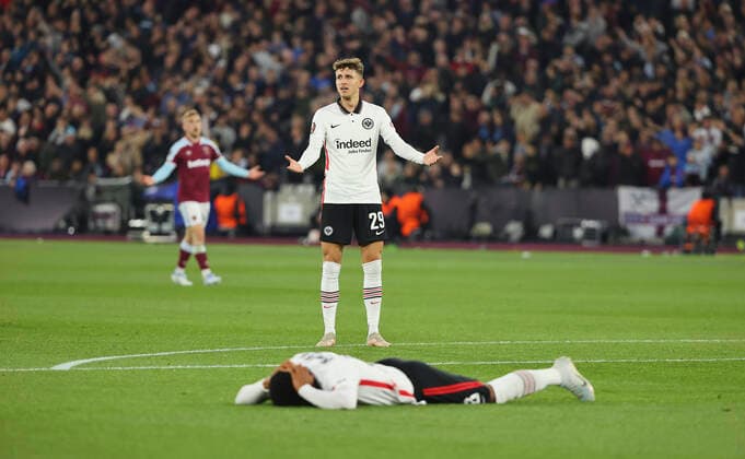 28.04.2022, Fussball UEFA Europa League Halbfinale, West Ham United - Eintracht Frankfurt, emonline, emspor, v.l., Ansgar Knauff (Eintracht Frankfurt), Jesper Lindström (Eintracht Frankfurt) enttaeuscht, enttaeuscht schauend, dissapointed, traurig, frustiert, frust, gefrustet DFL DFB REGULATIONS PROHIBIT ANY USE OF PHOTOGRAPHS AS IMAGE SEQUENCES AND OR QUASI-VIDEO. xdcx Copyright: HMBxMedia