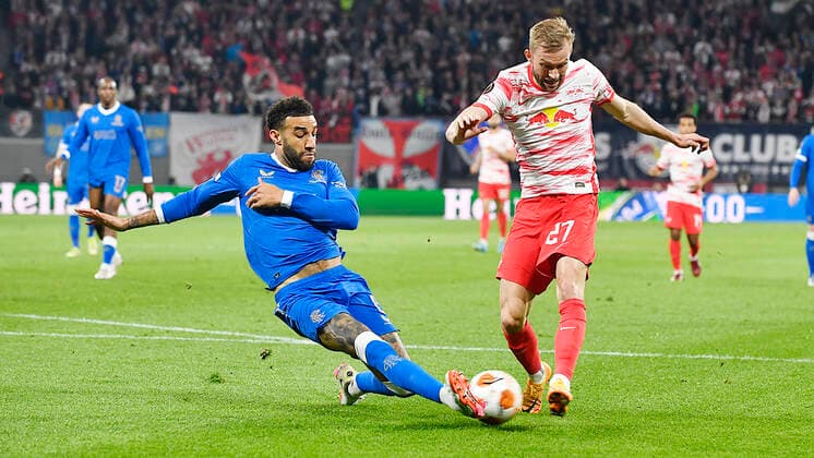 Fußball UEFA Europa League, Halbfinale, Hinspiel Saison 2021 2022, RB Leipzig vs. Glasgow Rangers (28.04.2022) Torschuss Zweikampf um den Ball zwischen Konrad Laimer (Zentrales Mittelfeld RB Leipzig, Rueckennummer 27, 27) (re.) und Connor Goldson (Innenverteidiger Glasgow Rangers, Rueckennummer 6) (li.) beim Spiel RB Leipzig gegen Glasgow Rangers (28.04.2022) Leipzig Sachsen Deutschland Red Bull Arena