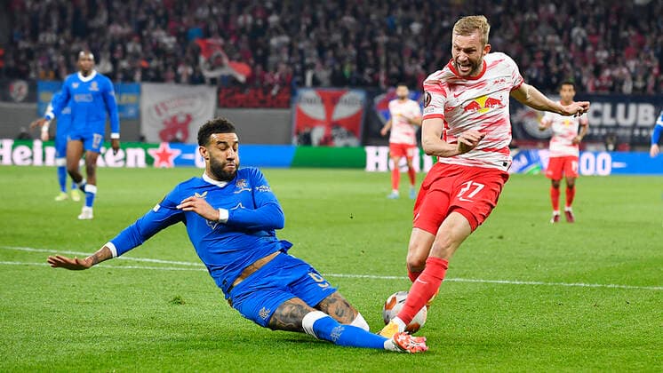 Fußball UEFA Europa League, Halbfinale, Hinspiel Saison 2021 2022, RB Leipzig vs. Glasgow Rangers (28.04.2022) Torschuss Zweikampf um den Ball zwischen Konrad Laimer (Zentrales Mittelfeld RB Leipzig, Rueckennummer 27, 27) (re.) und Connor Goldson (Innenverteidiger Glasgow Rangers, Rueckennummer 6) (li.) beim Spiel RB Leipzig gegen Glasgow Rangers (28.04.2022) Leipzig Sachsen Deutschland Red Bull Arena