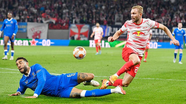Fußball UEFA Europa League, Halbfinale, Hinspiel Saison 2021 2022, RB Leipzig vs. Glasgow Rangers (28.04.2022) Torschuss Zweikampf um den Ball zwischen Konrad Laimer (Zentrales Mittelfeld RB Leipzig, Rueckennummer 27, 27) (re.) und Connor Goldson (Innenverteidiger Glasgow Rangers, Rueckennummer 6) (li.) beim Spiel RB Leipzig gegen Glasgow Rangers (28.04.2022) Leipzig Sachsen Deutschland Red Bull Arena